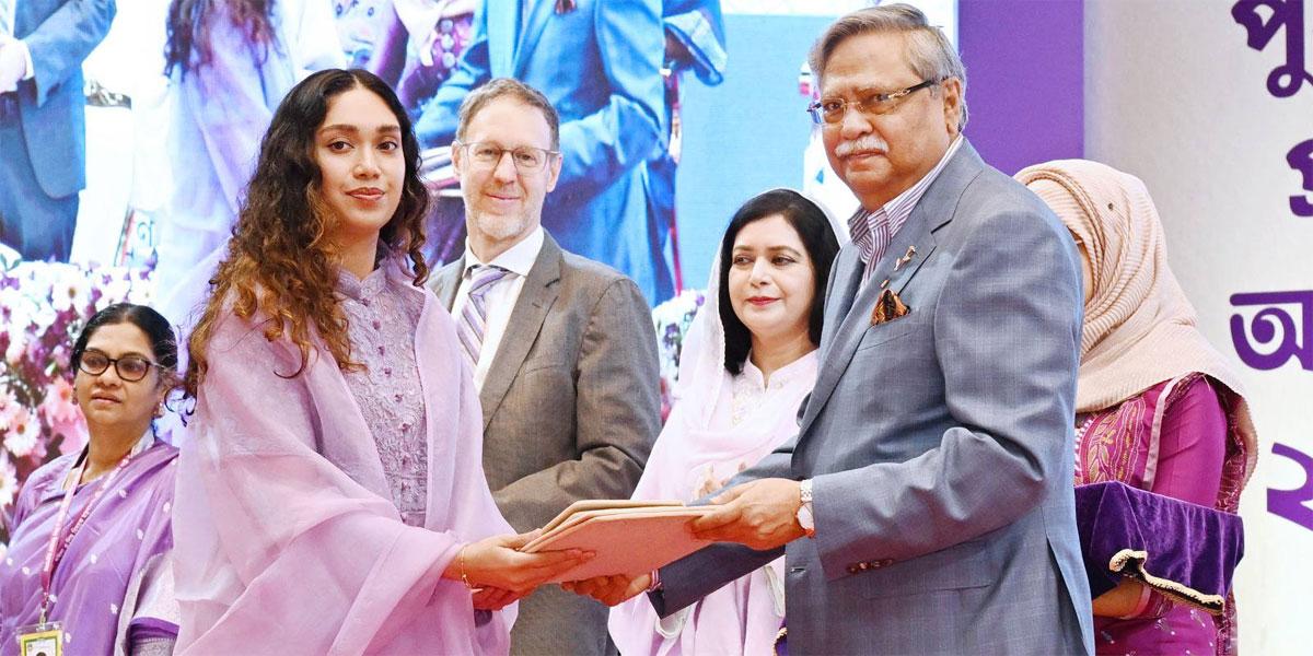 খালেদা জিয়াসহ ৬ জন পেলেন ‘শ্রেষ্ঠ অদম্য নারী’ পুরস্কার