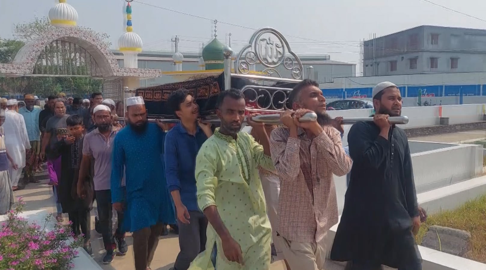 বাসডুবি:কুষ্টিয়ার ৪ জনের মরদেহ উদ্ধার,৩ জনের দাফন সম্পন্ন