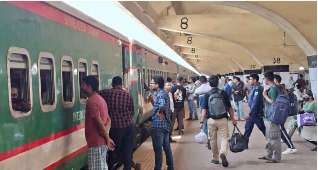 আজও সময় মতো ছাড়ছে ট্রেন, কড়াকড়িতে খুশি যাত্রীরা
