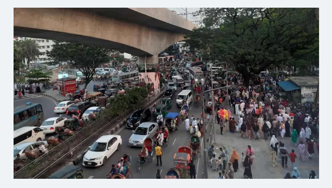 বেড়ানো শেষে ঘরে ফেরার ভোগান্তি : সড়কে যানজট, মেট্রোরেলেও যেন ‘ঠাঁই নেই’