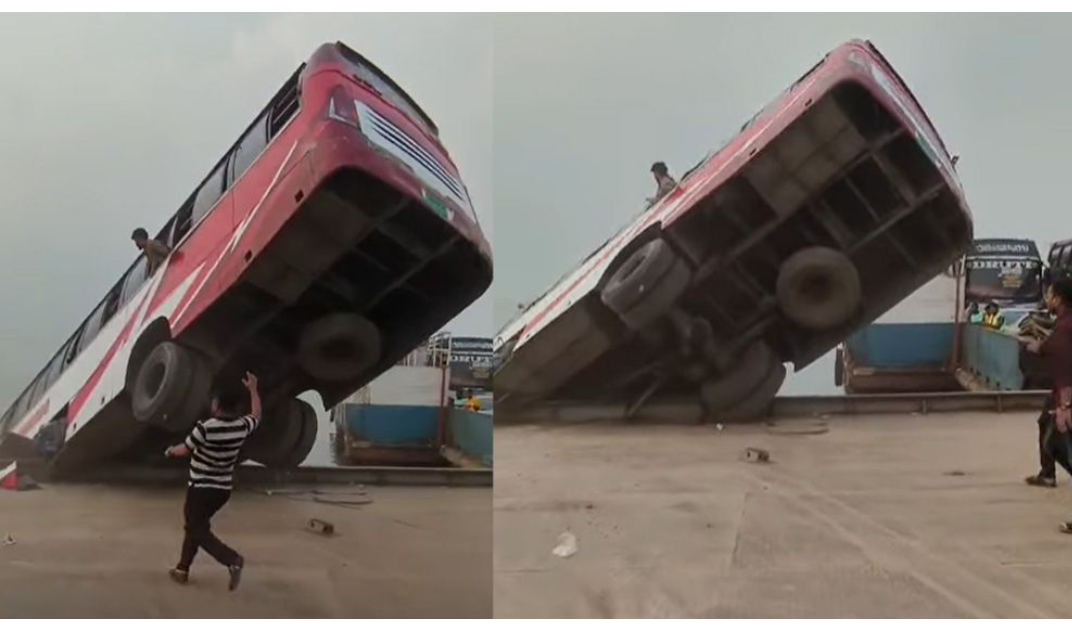 দৌলতদিয়ায় ফেরিতে উঠতে গিয়ে যাত্রীবাহী বাস উল্টে পদ্মা নদীতে, হতাহতের শঙ্কা