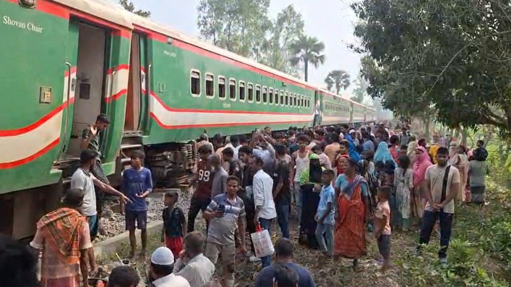 বিভিন্ন স্টেশনে আটকা পড়েছে ট্রেন,যাত্রীদের ভোগান্তি