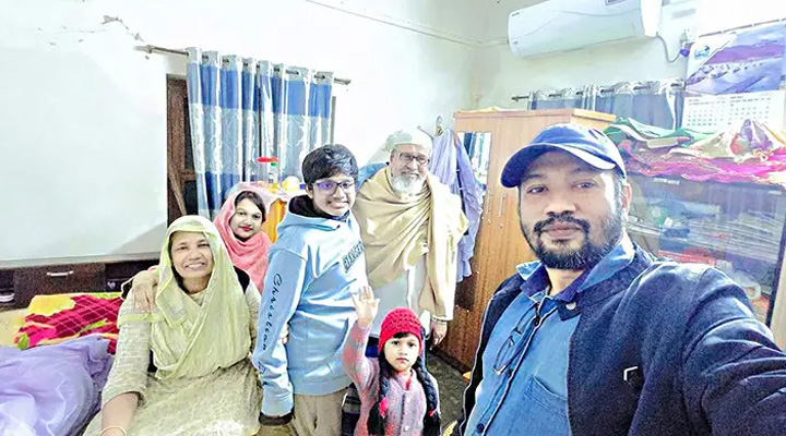 সড়ক দুর্ঘটনায় প্রাণ হারালো এক পরিবারের তিন জন