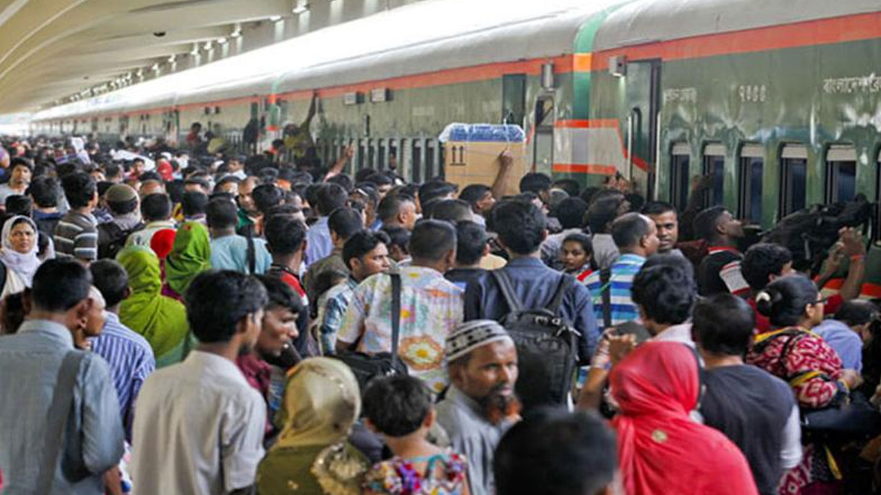 কমলাপুরে ঘরমুখো মানুষের স্রোত