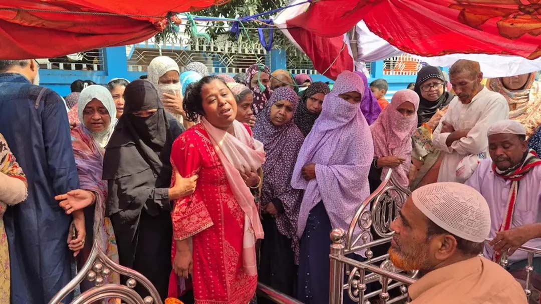 ‘ছেলে আর মায়ের লাশ রাতে শনাক্ত করেছি, ভাইয়েরটা আজ সকালে পেয়েছি’