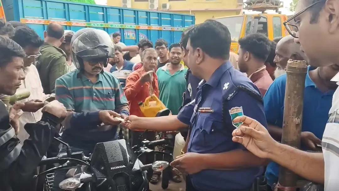 চাঁপাইনবাবগঞ্জে গাড়ির বৈধ কাগজ ছাড়া মিলছে না জ্বালানি তেল