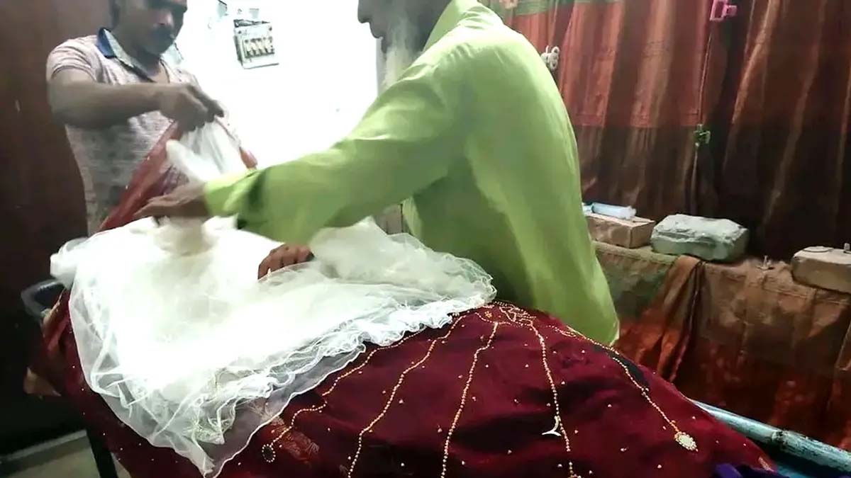 যে ওড়নায় ঢাকার কথা নববধূর লাজুক হাসি, সেই ওড়নাতেই নিথর দেহ