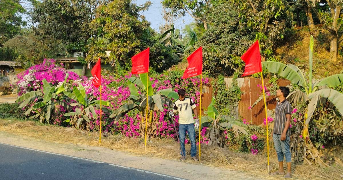 চট্টগ্রাম-কক্সবাজার রুটে বিআরটিএর সতর্কতামূলক লাল পতাকা স্থাপন 