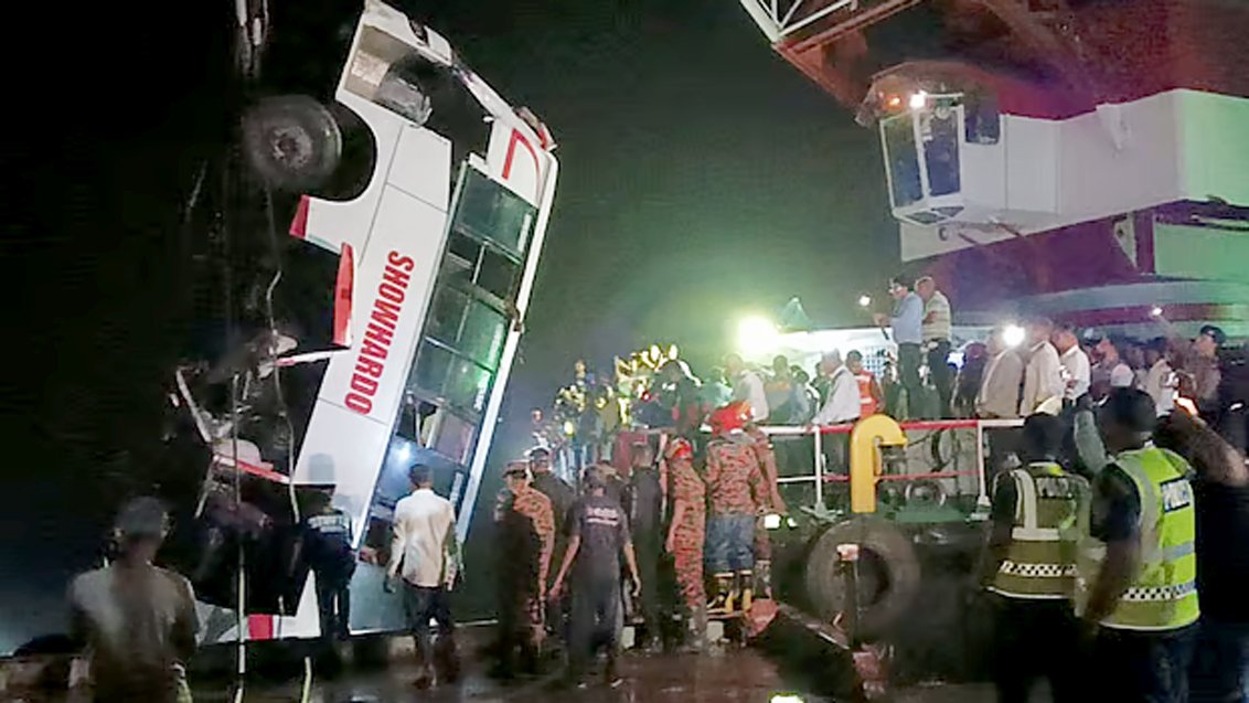 ফেরিঘাটে বাসডুবি: এখন পর্যন্ত মিলল ২৫ মরদেহ