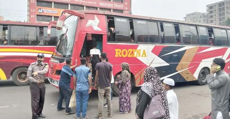 ঈদযাত্রা: পরিবার যাচ্ছে গ্রামে, ছুটির অপেক্ষায় চাকরিজীবী