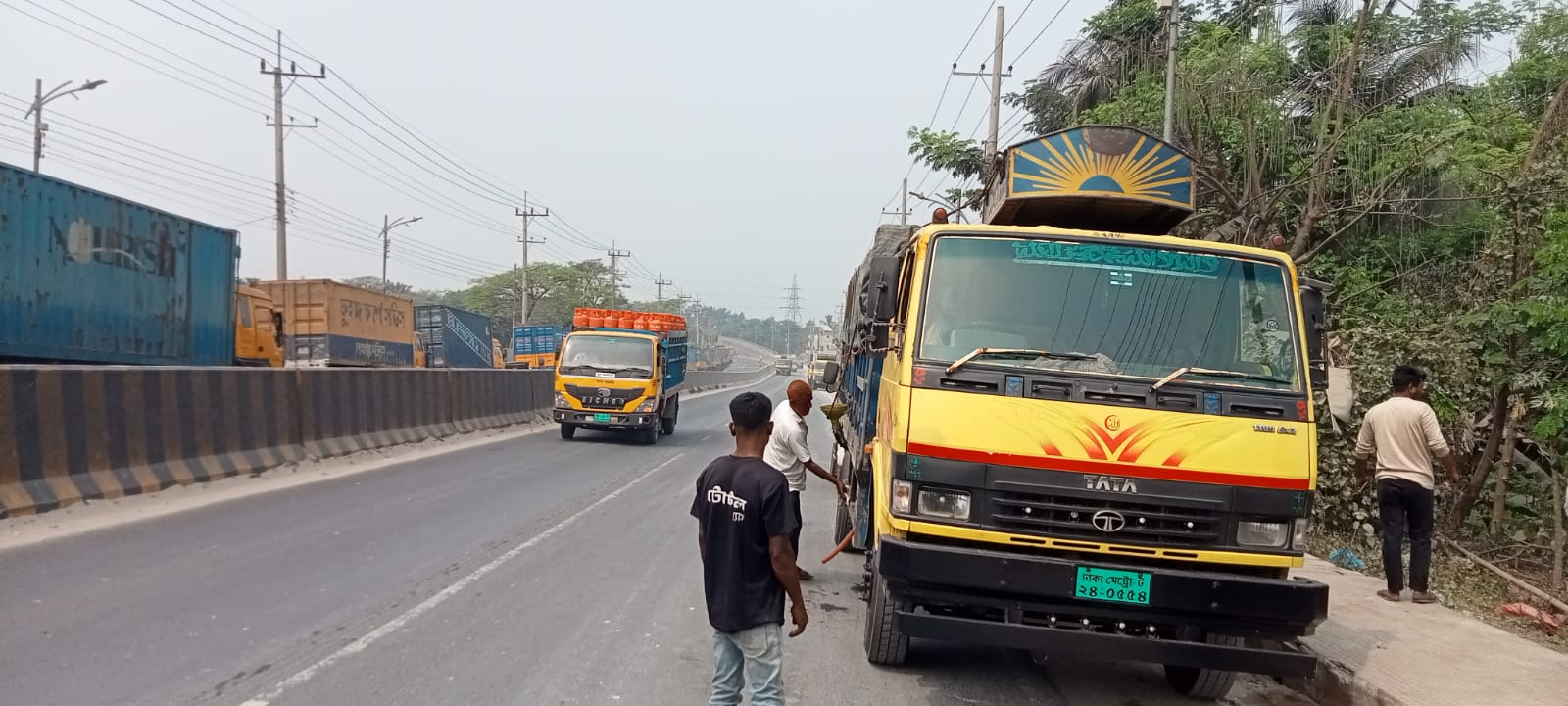 চট্টগ্রামে অবৈধভাবে তেল ক্রয় বিক্রয় করছেন চালকরা
