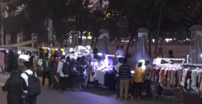 চট্টগ্রামের চকবাজারে সড়কে ভাসমান দোকান,পথচারীদের দুর্ভোগ