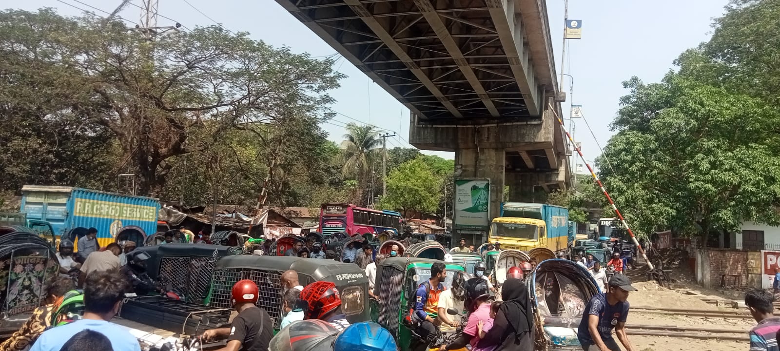 কদমতলী রেল ক্রসিংয়ে দুর্ঘটনার শঙ্কা!