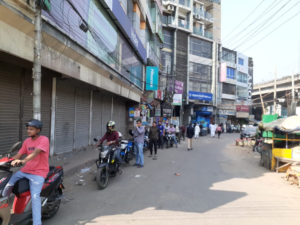 ঈদের ছুটি শেষ:চট্টগ্রামে তেল নিতে বাইকারদের দীর্ঘ লাইন