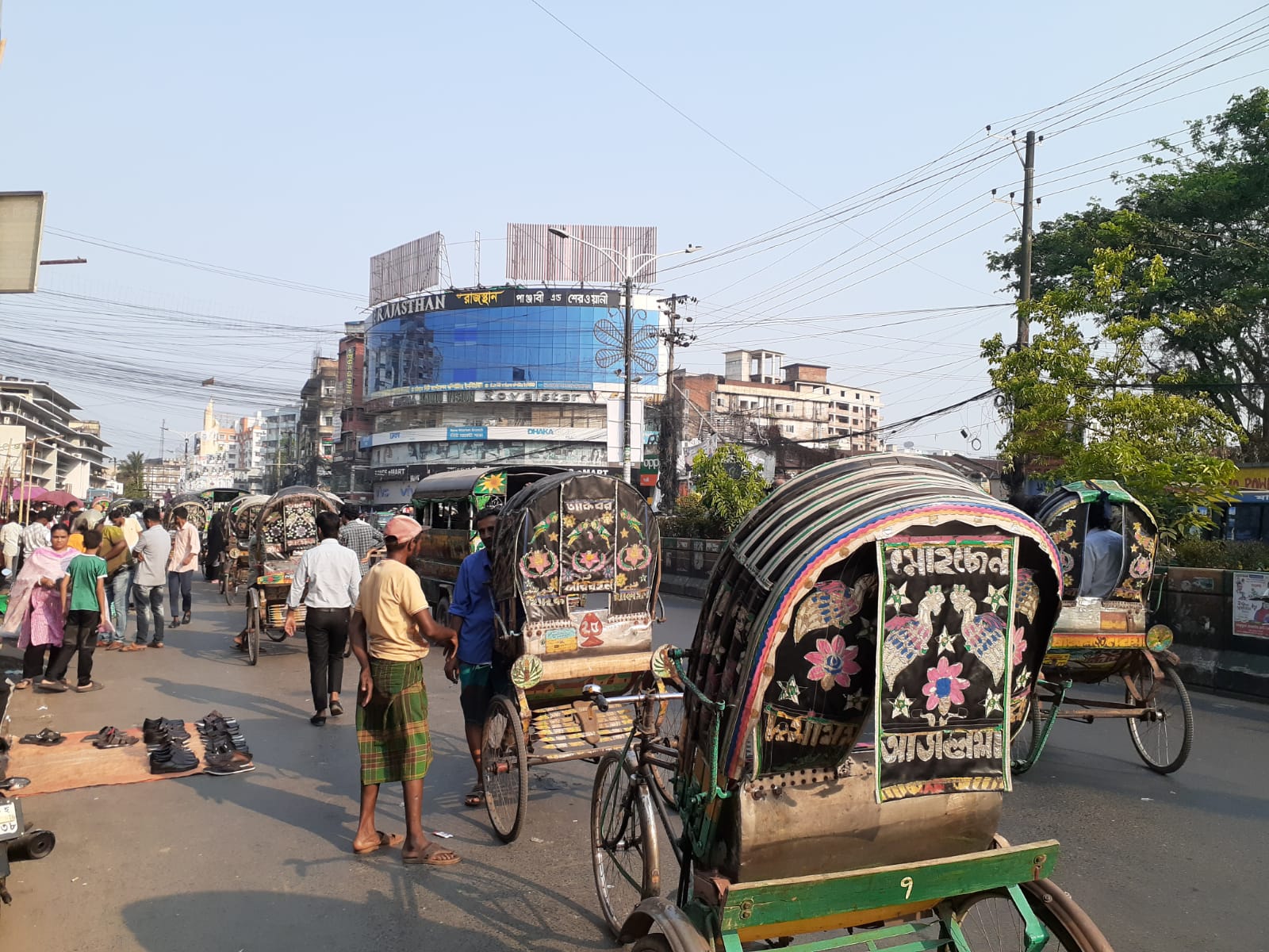 তেল সংকটে ইঞ্জিন গাড়ির চালকরা,স্বস্তিতে রিকশা চালকরা!
