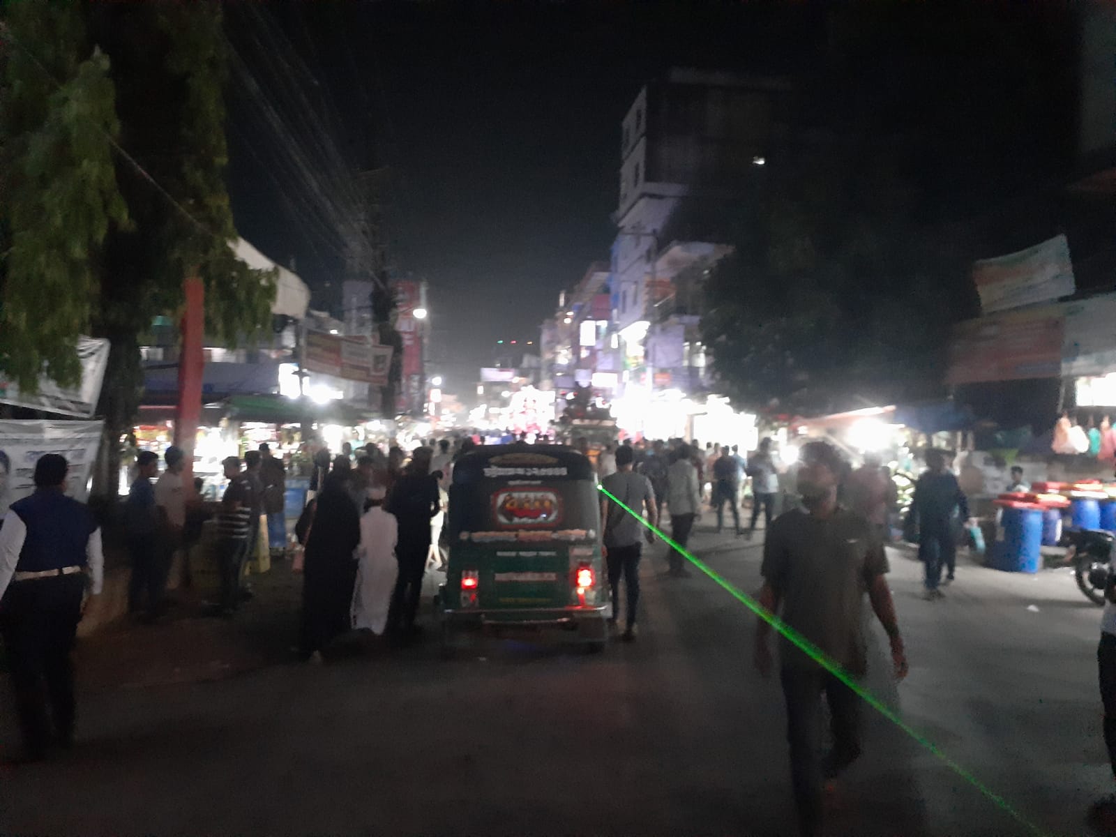 সীতাকুণ্ডে ট্রাফিক নিয়ন্ত্রণে ব্যবহৃত হচ্ছে নিষিদ্ধ লেজার লাইট