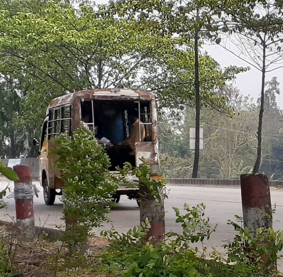 মিরসরাইয়ে দাপিয়ে বেড়াচ্ছে ফিটনেসবিহীন গাড়ি