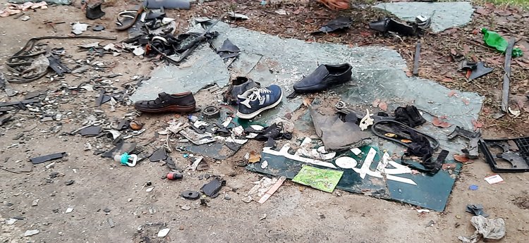 রক্তভেজা রাস্তায় পড়ে আছে শিশুর ফিডার, জুতা ও কাচের টুকরা