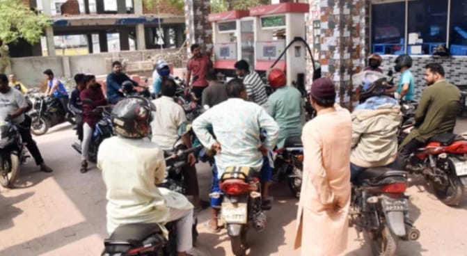 রাজশাহীর ফিলিং স্টেশনগুলোতে উপচেপড়া ভিড়