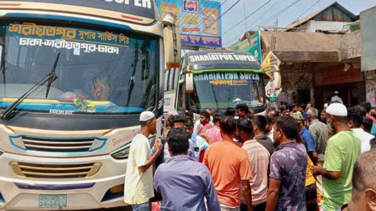 বেশি ভাড়ার লোভে রুট পরিবর্তন, দ্বিগুণ ভাড়া নেওয়ার অভিযোগ!