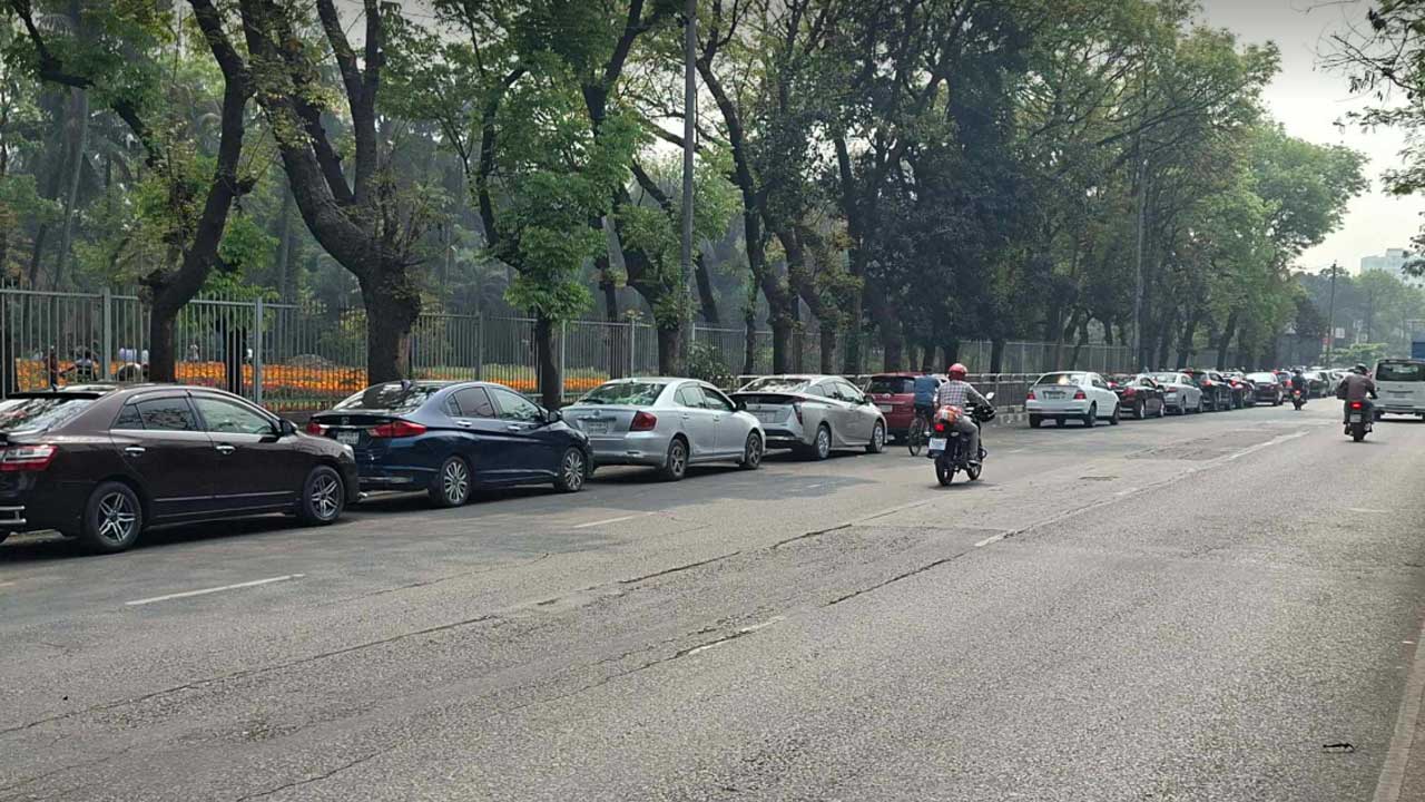 সকাল থেকেই জ্বালানি তেলের জন্য দীর্ঘ লাইন, বাজারে অস্থিরতা