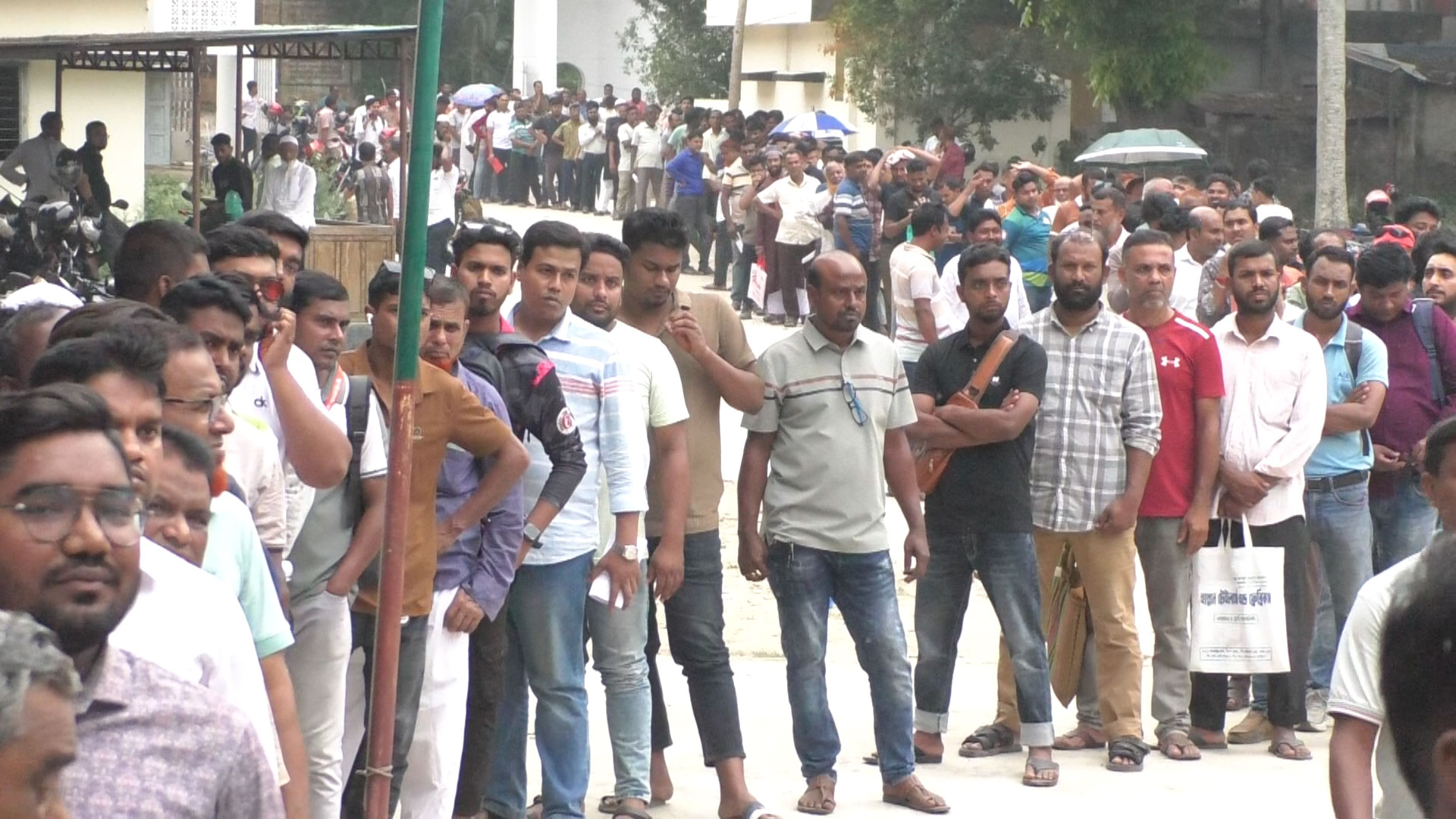 চুয়াডাঙ্গায় জ্বালানি কার্ড সংগ্রহে দীর্ঘ লাইনে দাড়িয়ে স্ট্রোকে একজনের মৃত্যু