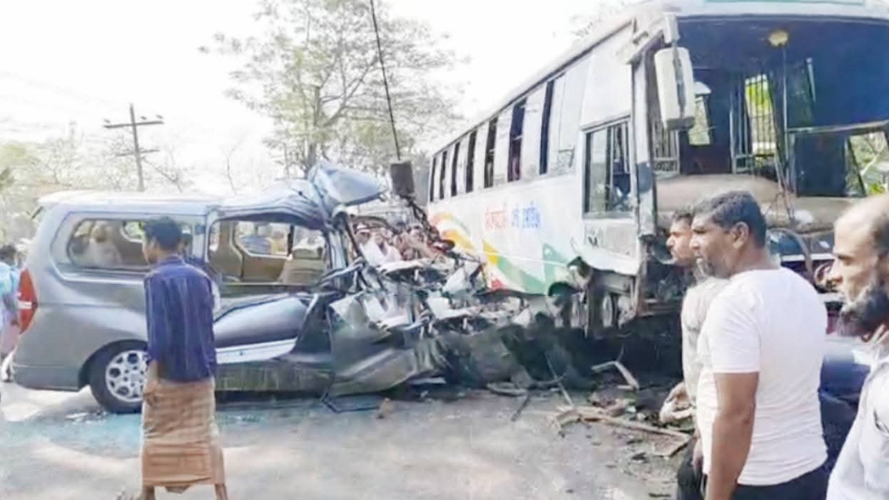 বরিশালে বাস-মাইক্রোবাসের মুখোমুখি সংঘর্ষে নিহত ২