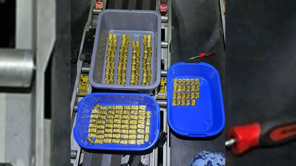 বিমানের কার্গো কমপার্টমেন্টের টয়লেট থেকে ১৫৩ সোনার বার উদ্ধার