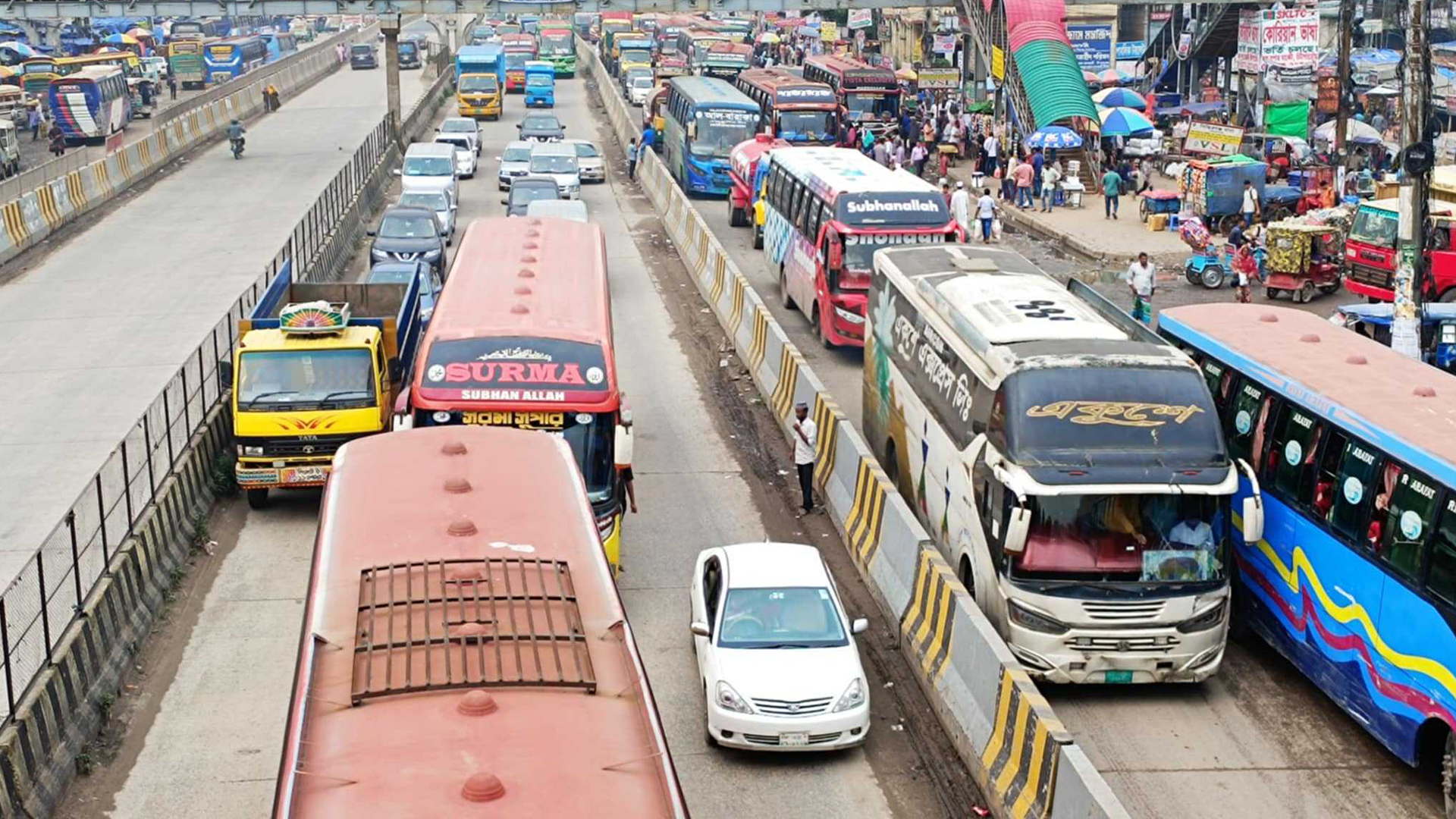ঢাকা-চট্টগ্রাম মহাসড়কে তীব্র যানজট, চরম দুর্ভোগ