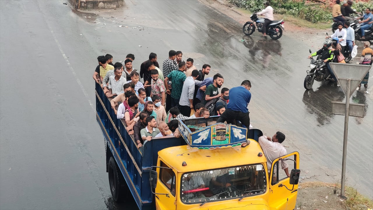 একটু পর পর বৃষ্টি,ঈদের ঘরমুখো মানুষের ভোগান্তি