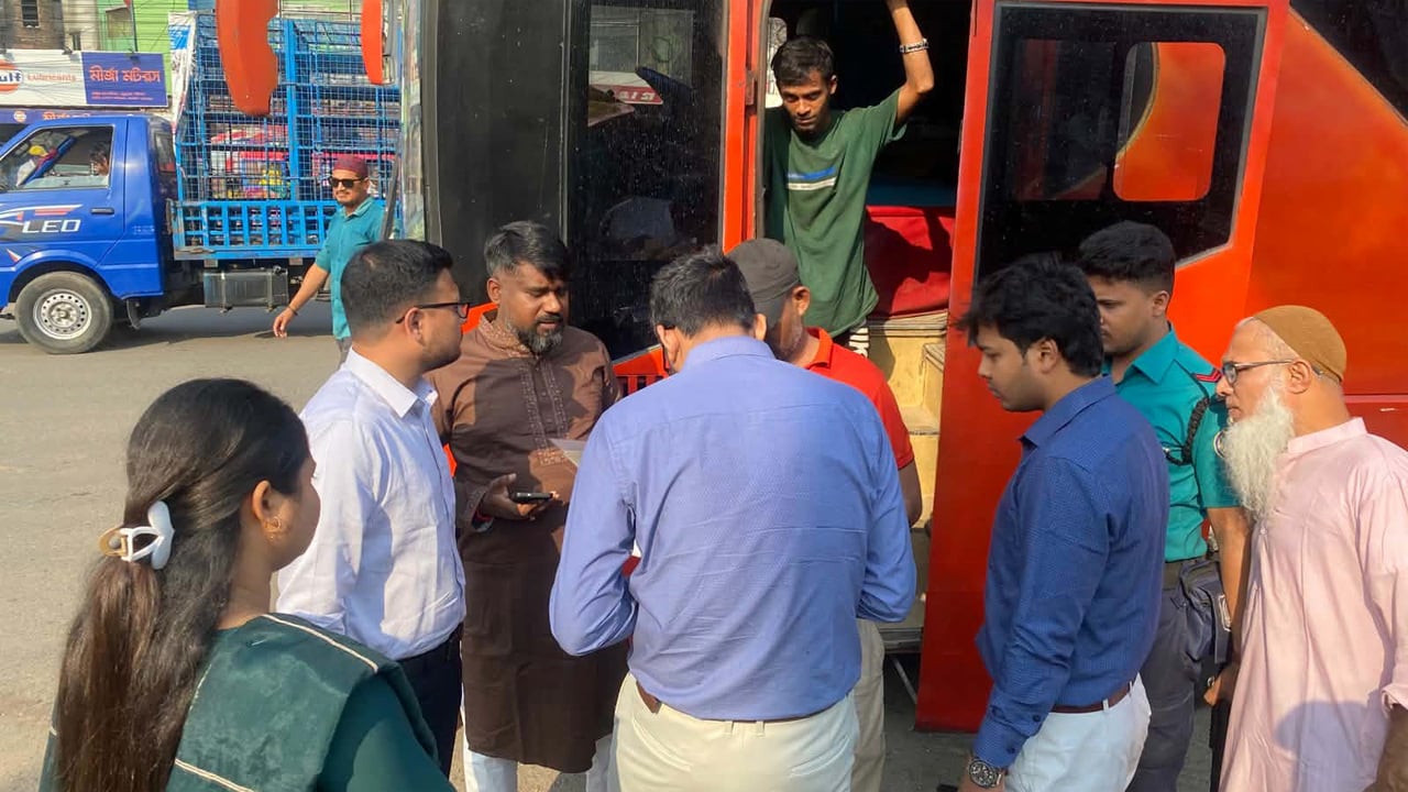 ঈদ যাত্রায় কন্ট্রোল রুম থেকে সড়ক পরিস্থিতি নিবিড়ভাবে পর্যবেক্ষণ হচ্ছে