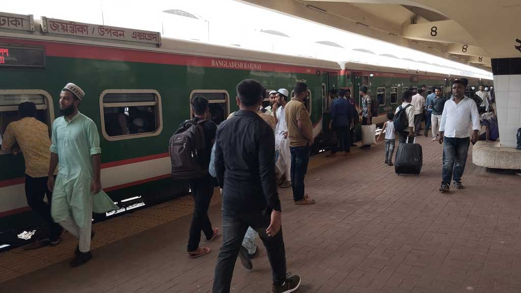 ঈদের ফিরতি ট্রেনে যাত্রীর চাপ কম