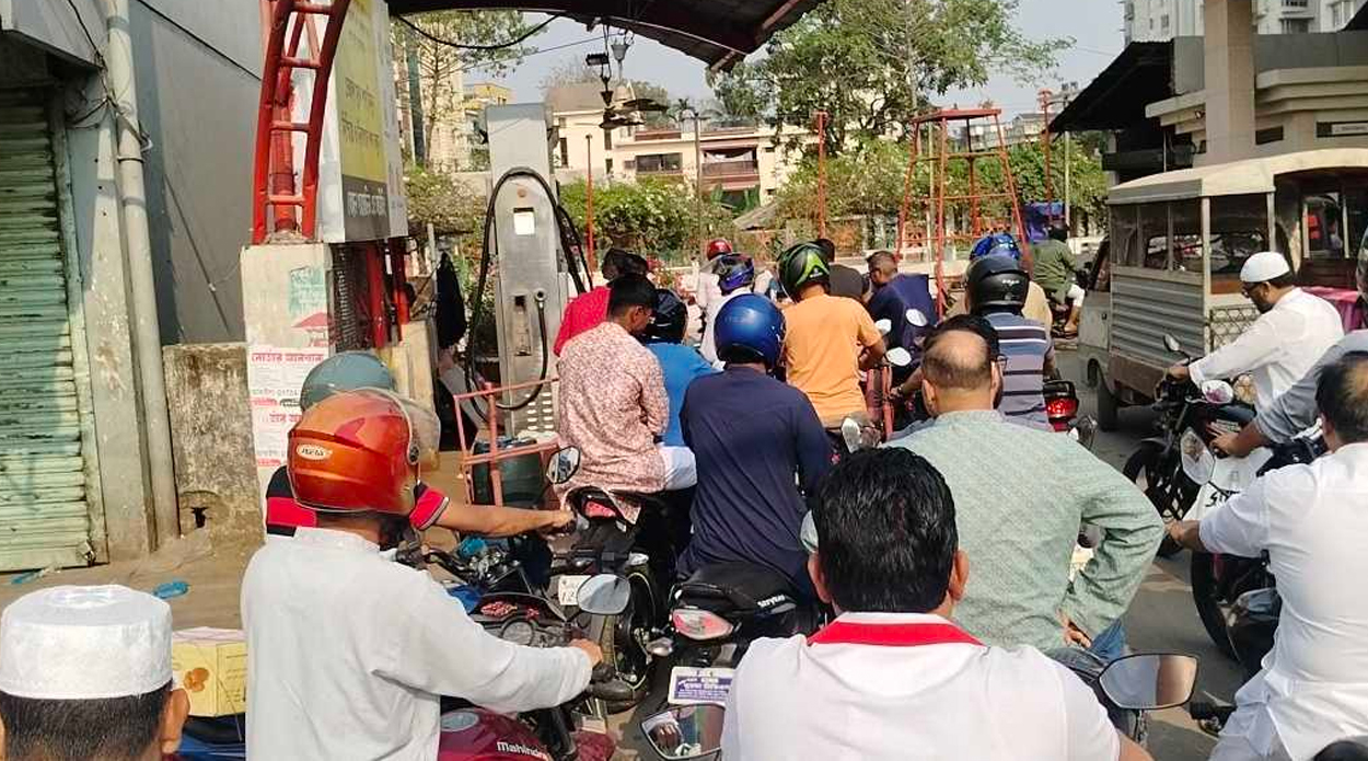 সাতক্ষীরায় তেলের হাহাকার:পাম্পে লম্বা লাইন,খোলা বাজারে চড়া দাম