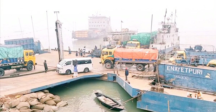 কুয়াশায় পাটুরিয়া-দৌলতদিয়ায় ২ ঘণ্টা বন্ধের পর ফেরি চলাচল শুরু