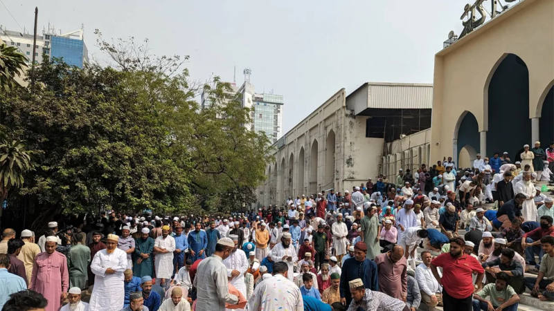 রোজার চতুর্থ জুমায় বায়তুল মোকাররমে মুসল্লিদের ঢল