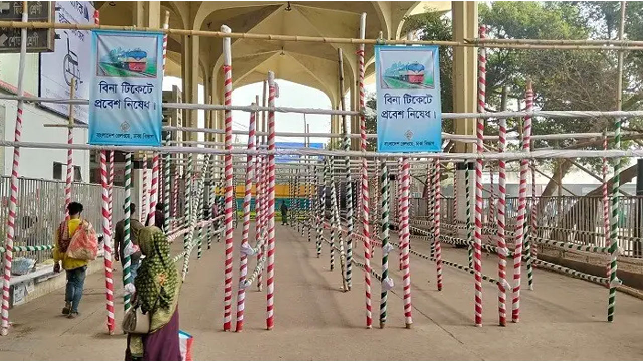 চাহিদা লাখো, আসন ৩১ হাজার : বাঁশের ব্যারিকেডে রেলের ‘কঠোর’ ঈদযাত্রা!