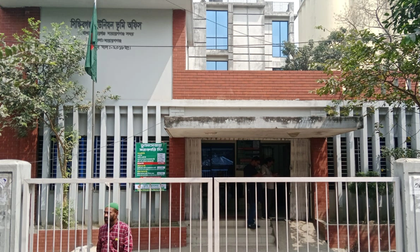 প্রতিমন্ত্রীর আকস্মিক পরিদর্শনে ৩ ভূমি কর্মকর্তা বদলি, গ্রাহকসেবা বন্ধ