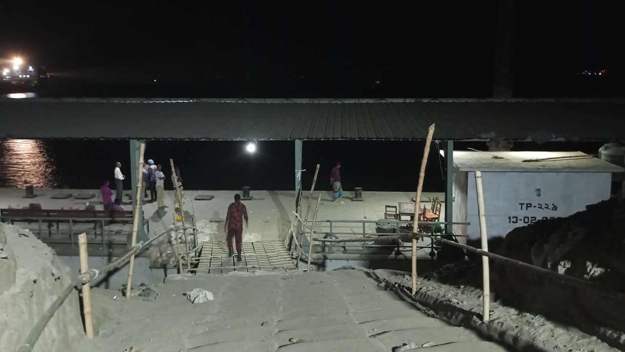 পাটুরিয়ায় যাত্রী ও টিকিট কালেক্টরদের মধ্যে হাতাহাতি,লঞ্চ চলাচল বন্ধ