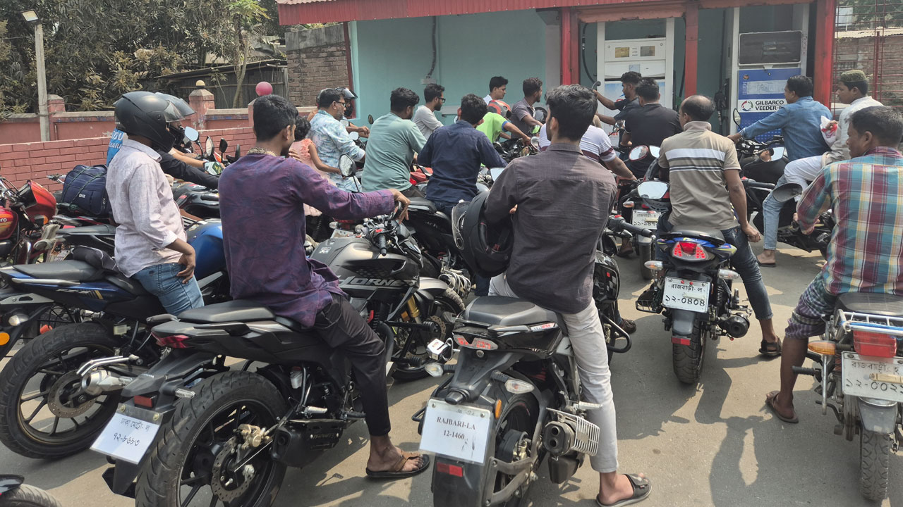 হঠাৎ পাম্পে জ্বালানি তেল সংকট,যানবাহন চালকদের ক্ষোভ