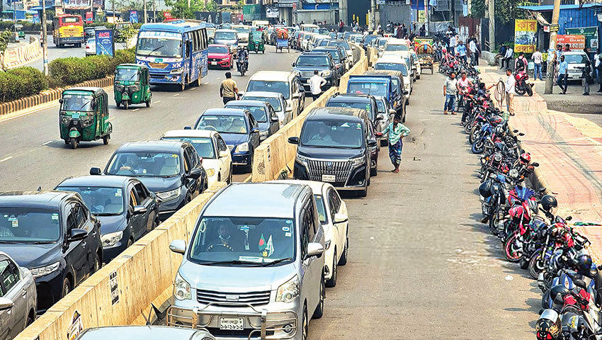 ছুটির দিনেও তেল পেতে লম্বা লাইন