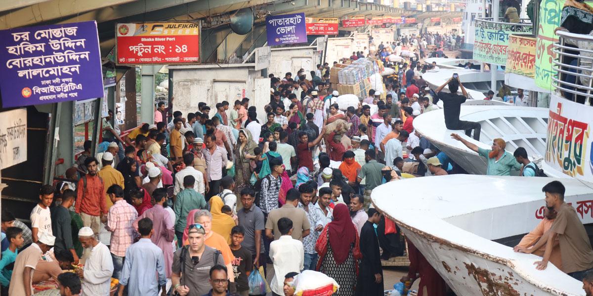 কমলাপুর ও সদরঘাটে মানুষের ভিড়