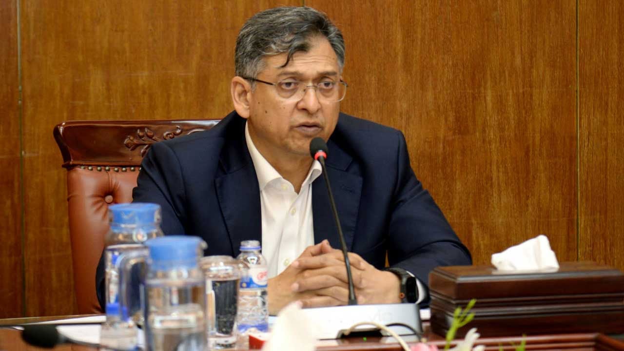 আন্তর্জাতিক বাজারে ঊর্ধ্বগতি হলেও দেশে বাড়ছে না তেলের দাম