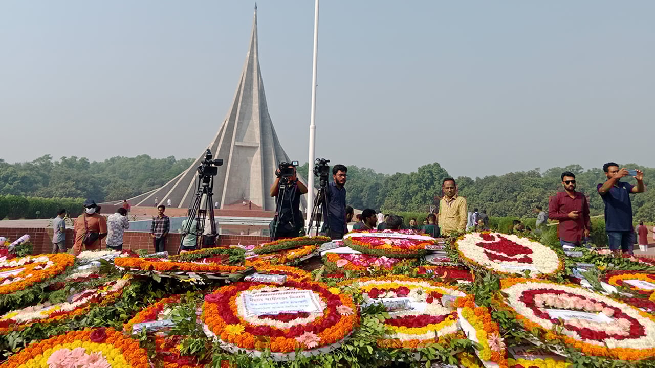 শ্রদ্ধার ফুলে বীর শহীদদের স্মরণ