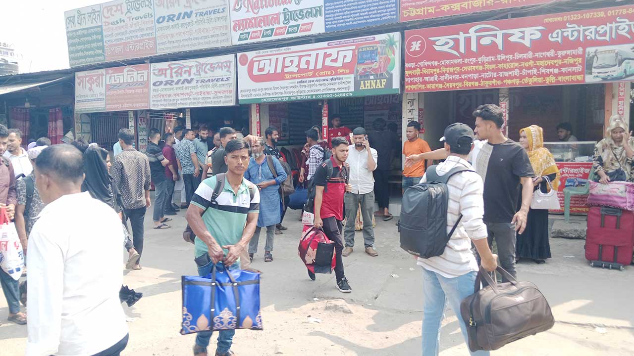 সাভার থেকে দ্বিগুন ভাড়ায় বাড়ি ফিরছে মানুষ