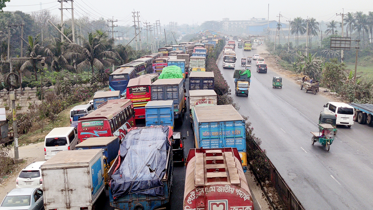 ঢাকা-চট্টগ্রাম মহাসড়কে ১৩ কিলোমিটার যানজট, ভোগান্তি