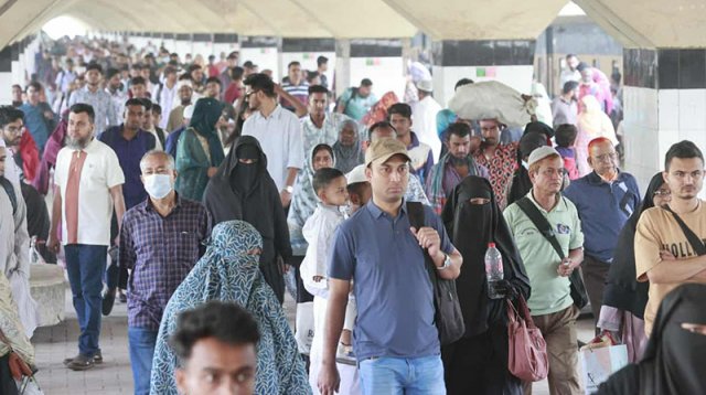 ছুটি কাটিয়ে ঢাকায় ফিরছে মানুষ, কমলাপুরে উপচেপড়া ভিড়