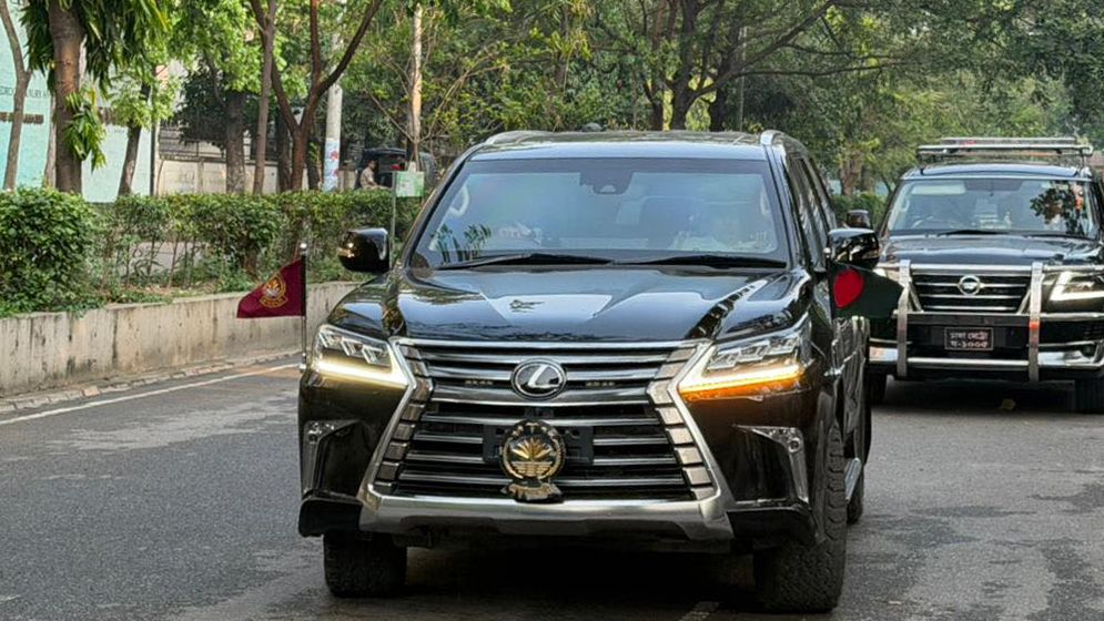 প্রথমবারের মতো প্রধানমন্ত্রীর গাড়িতে ‘জাতীয় পতাকা’