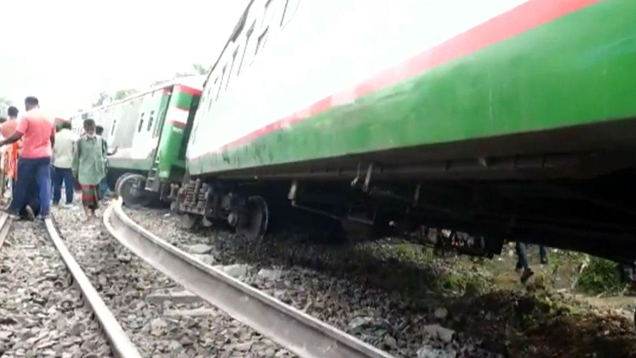 সান্তাহারে দুর্ঘটনা: উঠে গেছে রেললাইন, পালিয়েছেন ট্রেনের স্টাফরা