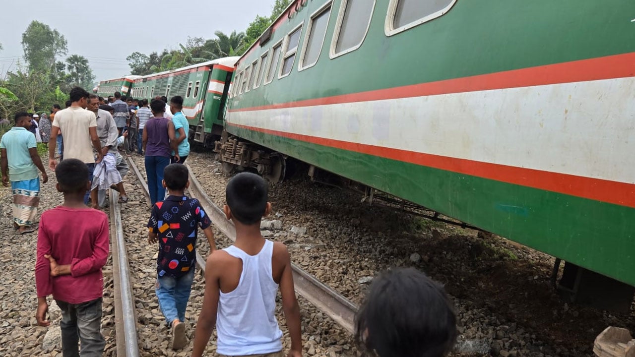 চালকের অবহেলায় ৯ বগি লাইনচ্যুত, সহকারী স্টেশন মাস্টার বরখাস্ত