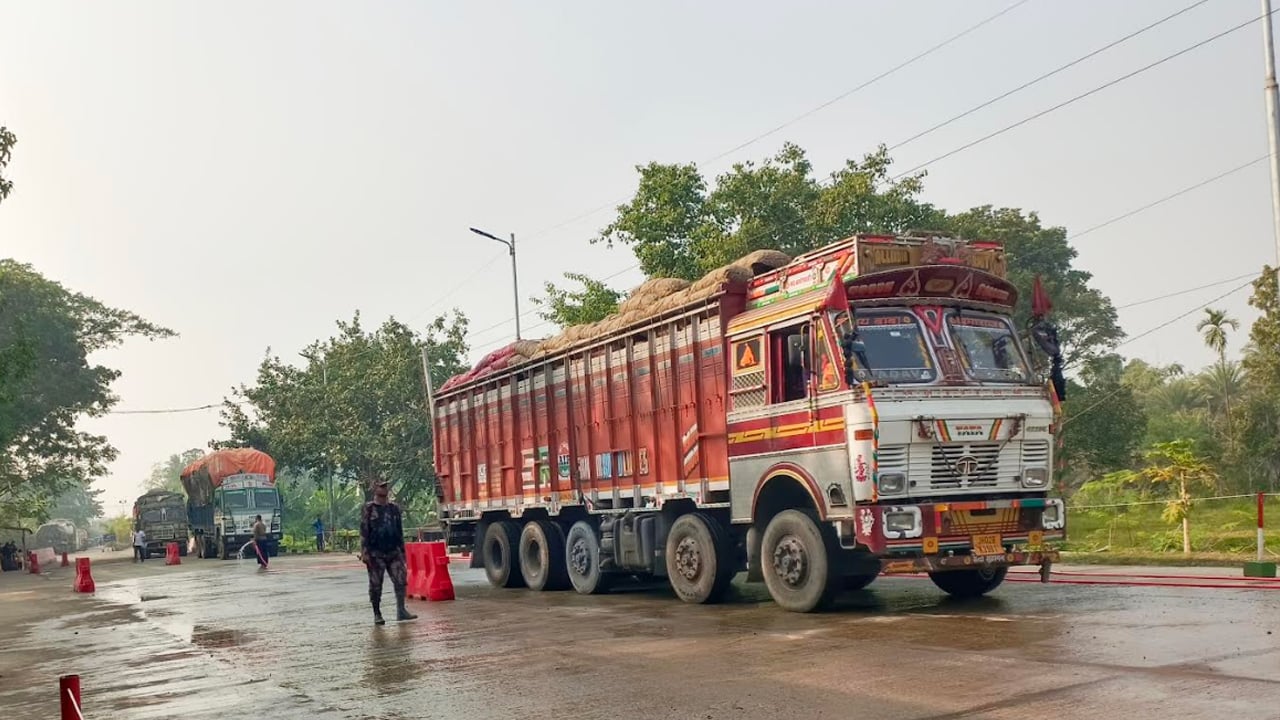 ১০ দিন পর ভোমরা স্থলবন্দরে আমদানি-রপ্তানি শুরু